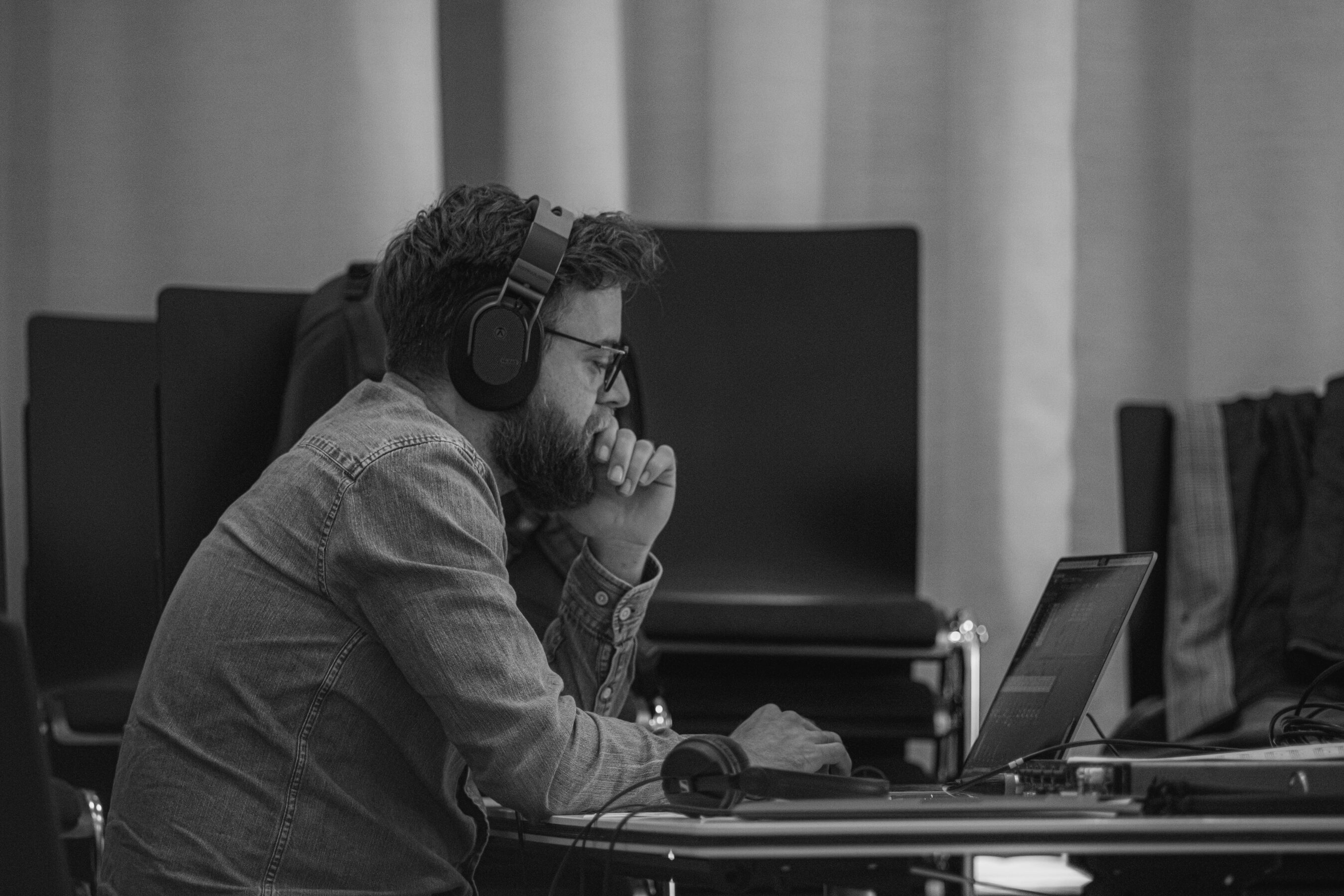 Heiner Kunkel mit Kopfhörern am Laptop während einer Aufnahmesession